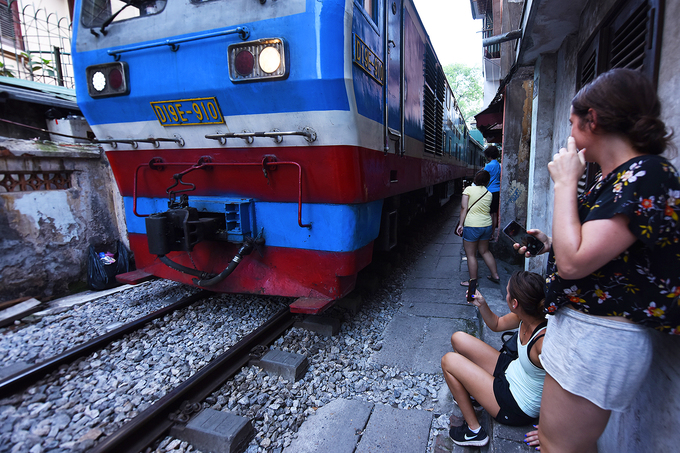 Khách Tây liều mình săn ảnh đường tàu trong phố cổ Hà Nội